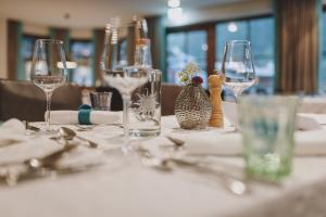 einen Tisch mit Weingläsern und Servietten darauf in der Unterkunft Hotel DIE SONNE in Saalbach-Hinterglemm