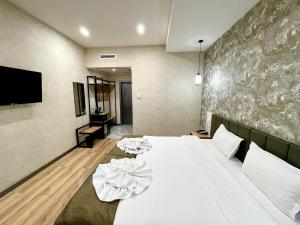 Кровать или кровати в номере Alpha Plaza Hotel & SPA