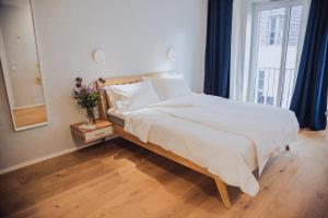 een slaapkamer met een bed met een spiegel en een raam bij The Layhead B&B in Lübeck