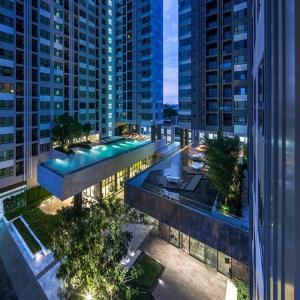 una vista aérea de un edificio con piscina en Central Pattaya Condo High Floor With A View en Pattaya centro
