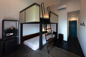曼谷的住宿－Beanstalk Bangkok，一间卧室配有两张双层床和镜子