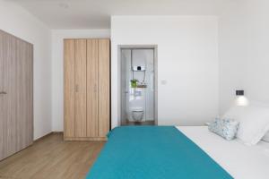 Rúm í herbergi á Luxurious apartments Bona fide