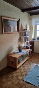 ein Wohnzimmer mit einem Tisch im Zimmer in der Unterkunft APARTMA ŽELE in Postojna