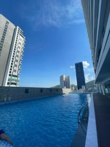 una piscina en el centro de una ciudad con edificios en Glese Balcony Seaview Apartment - FLC Sea Tower Quy Nhon, en Quy Nhon