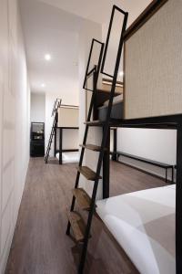 Poschodová posteľ alebo postele v izbe v ubytovaní Beanstalk Bangkok