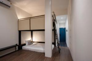 una camera con letto a castello e scala di Beanstalk Bangkok a Bangkok Altre 148 foto