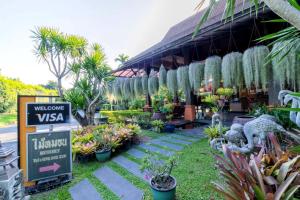 una tienda de jardinería con un montón de plantas y un cartel en Mai Morn Resort SHA Plus, en Phuket