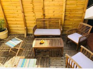 Posedenie v ubytovaní CASA DAHLIA - Charmant appartement équipé avec grande terrasse