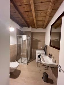 a bathroom with a shower and a toilet and a sink at Borgovivobg il tuo rifugio in centro città in Bergamo