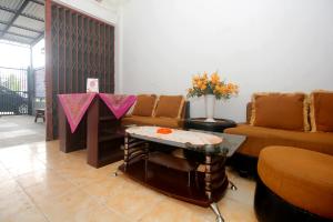 a living room with a couch and a table at OYO 1847 Jasmine Kost Syariah in Jambi