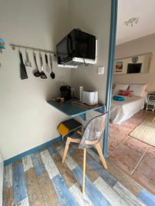 a room with a desk and a chair in a room at Studio Carmes,entrée autonome,climatisé,parking privé payant in Toulouse