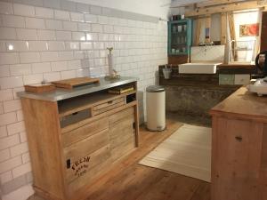 una cucina con piano di lavoro in una camera di Studio to rent a Walterswil