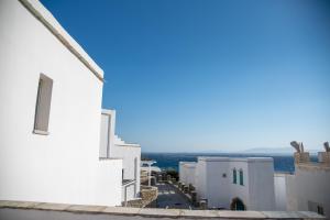 een uitzicht op de oceaan vanuit een wit gebouw bij Villa Foivos in Agios Romanos