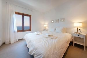 Кровать или кровати в номере Chalet en primera línea de mar con amplia terraza