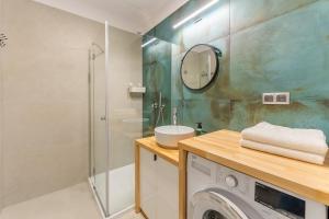 ein Badezimmer mit Waschbecken und Waschmaschine in der Unterkunft Optima na Wyspie Solnej z parkingiem in Kołobrzeg + 16 Fotos