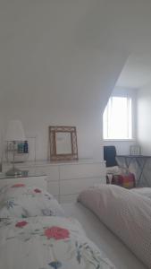 1 dormitorio con cama y espejo en la pared en Amberley, en Gorey