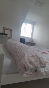 Un pat sau paturi într-o cameră la Amberley