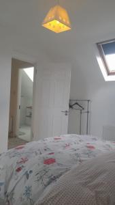 1 dormitorio con 1 cama con edredón de flores en Amberley, en Gorey