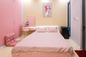 1 dormitorio con 1 cama grande y espejo en Lâm Phong Hotel en Tây Ninh