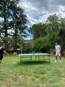 un grupo de personas jugando al ping pong en B&B Controvento Soiano, en Soiano del Lago