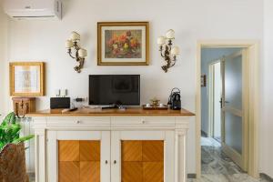 - une salle avec un comptoir et une télévision dans l'établissement B&B Casa Sabella, à Lecce