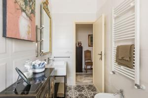La salle de bains est pourvue d'un lavabo et d'un miroir. dans l'établissement B&B Casa Sabella, à Lecce