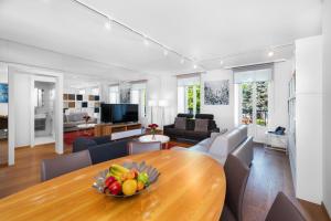 Montreux Grand Rue - Swiss Hotel Apartments的电视和/或娱乐中心