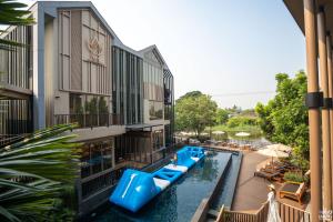 uma piscina num hotel com insufláveis azuis em W1Bangkoknoi Hotel em Nonthaburi