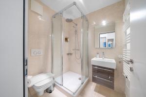 蒙特勒Montreux Grand Rue - Swiss Hotel Apartments的带淋浴、马桶和水槽的浴室