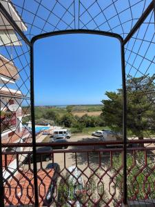 einen Balkon mit Blick auf einen Parkplatz in der Unterkunft Appartamento in Residence Santa Monica in Campomarino