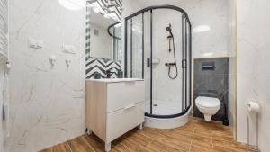 Kúpeľňa v ubytovaní Apartamenty Sun & Snow Baltic Sun z basenem i placem zabaw