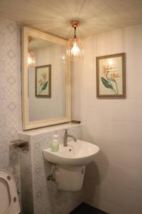 ห้องน้ำของ Greenery Vintage - Koyo เกาะยอ