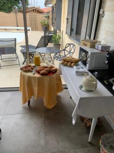 un tavolo con un piatto di cibo sopra di LA MAISON DES HIPPOCAMPES a La Teste-de-Buch