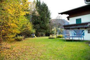 einen Hof mit einem Spielplatz und einem Haus in der Unterkunft Ferienhaus Nationalpark in Neukirchen am Großvenediger