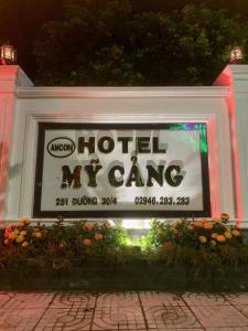 una señal para un juego de arte de hotel en una pared en Hotel My Cang en Trà Vinh
