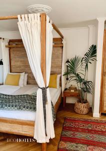 哥本哈根的住宿－阿科斯爾古爾德斯梅登酒店，一间卧室配有一张带天蓬的床