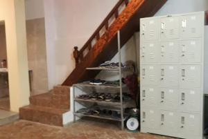 ルアンパバーンにあるTony Central Hostelの階段付きの部屋(クローゼット、靴付)