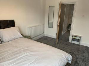 Gallery image of Comfortable 2 bedroom Apartment 7 Minute Walk to Train Station in Birmingham +4 photos