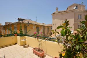 einen Balkon mit einigen Pflanzen und einigen Gebäuden in der Unterkunft CASA VERDE in Korfu-Stadt