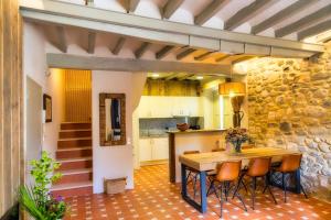 Kuchyňa alebo kuchynka v ubytovaní El Molino de Besalú Casa con jardín + 19 fotografií