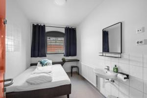 Camera piccola con letto e lavandino di Fengselshotellet i Arendal ad Arendal