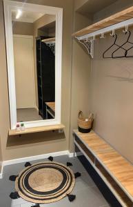 vestidor con espejo y alfombra en Apartment Sigulda, en Sigulda
