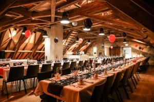 un gran salón de banquetes con mesas y sillas largas en Kreuz Herzogenbuchsee, en Herzogenbuchsee