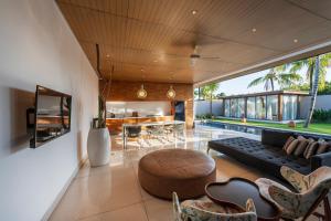 una sala de estar con un sofá y una mesa en One Eleven, en Seminyak
