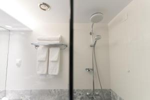 Koupelna v ubytování Herodion Hotel