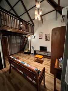 ein Wohnzimmer mit einer Treppe und einer Couch in der Unterkunft Isola del Sole Villas and Resort in General Luna