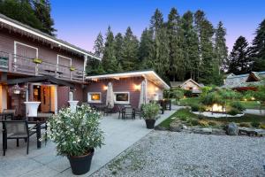 un patio con mesas y sillas en Les Lodges de Babylone en Larringes