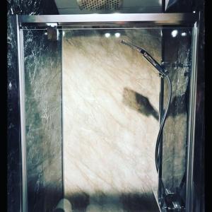 prysznic z wężem w szklanej obudowie w obiekcie unique sheperds hut ensuite & kitchenette w mieście Clodock