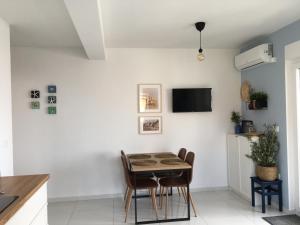 kuchnia i jadalnia ze stołem i krzesłami w obiekcie Apartment Ivetka w Rabie