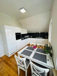 eine Küche mit einem Tisch und Stühlen im Zimmer in der Unterkunft Pension Mitte in Oldenburg